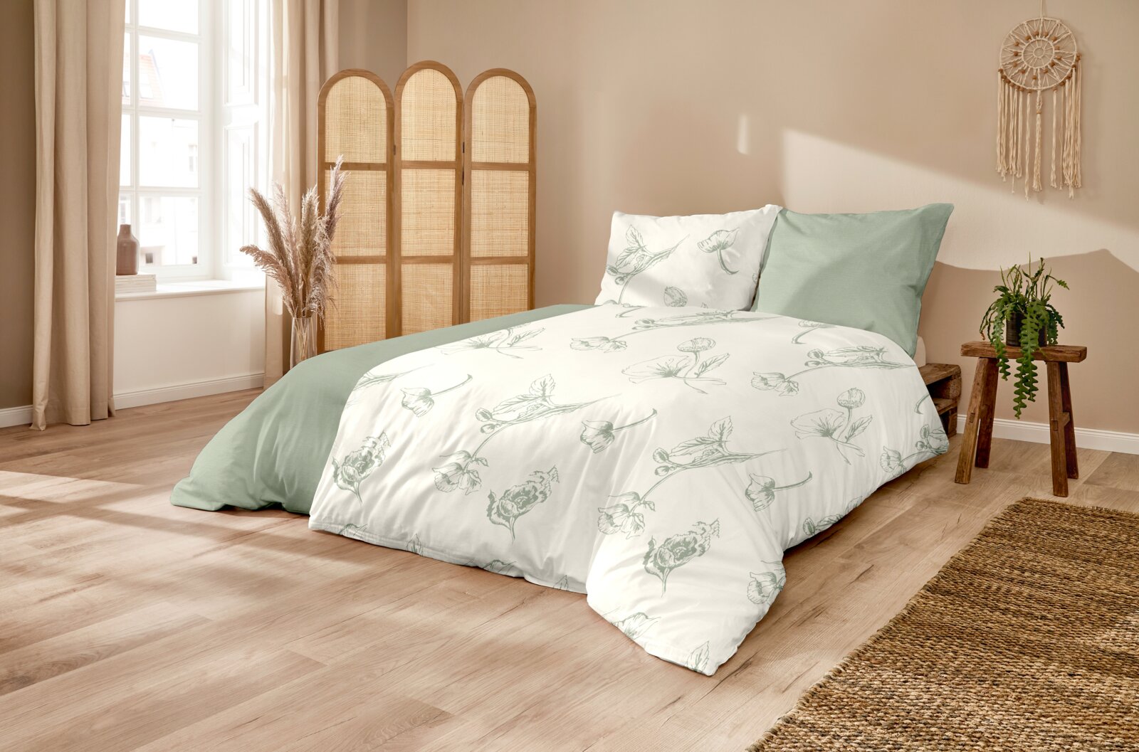 Bettwäsche-Set in einem gemütlichen Schlafzimmer mit floralem Muster in Grün auf weißem Hintergrund, seitliche Perspektive