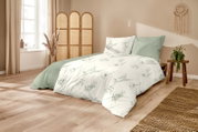 Bettwäsche-Set in einem gemütlichen Schlafzimmer mit floralem Muster in Grün auf weißem Hintergrund, seitliche Perspektive