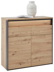 Kommode aus hellem Holz mit zwei Schubladen und zwei Türen, darauf eine weiße Vase und ein geöffnetes Buch, Perspektive von vorne links