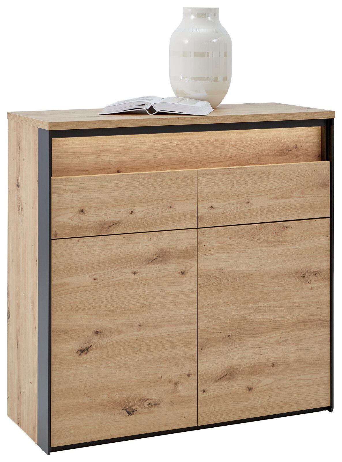 Voleo Kommode Kommode aus hellem Holz mit zwei Schubladen und zwei Türen, darauf eine weiße Vase und ein geöffnetes Buch, Perspektive von vorne links