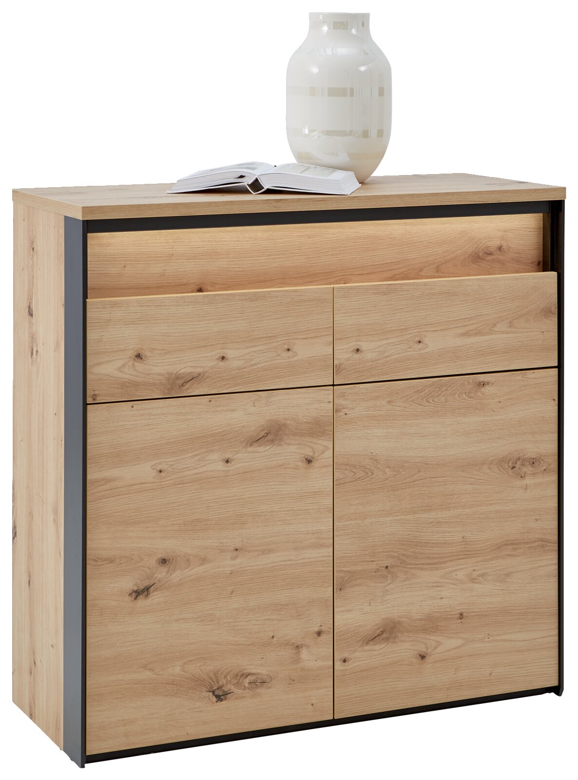 Voleo Kommode Kommode aus hellem Holz mit zwei Schubladen und zwei Türen, darauf eine weiße Vase und ein geöffnetes Buch, Perspektive von vorne links