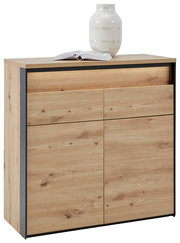 Kommode aus hellem Holz mit zwei Schubladen und zwei Türen, darauf eine weiße Vase und ein geöffnetes Buch, Perspektive von vorne links