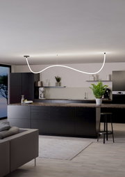 Moderne keuken met een gebogen led-lichtslang aan het plafond, zijaanzicht