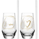 Zwei Trinkgläser mit goldenen Verzierungen, eines mit dem Schriftzug 'Love' und das andere mit einem Herzmotiv, aus der Frontalperspektive fotografiert.