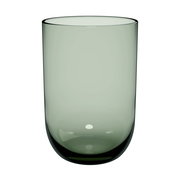 Grüner Longdrinkbecher aus Glas, frontal fotografiert.