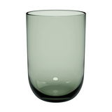 Grüner Longdrinkbecher aus Glas, frontal fotografiert.