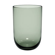 Grüner Longdrinkbecher aus Glas, frontal fotografiert.