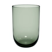Grüner Longdrinkbecher aus Glas, frontal fotografiert.