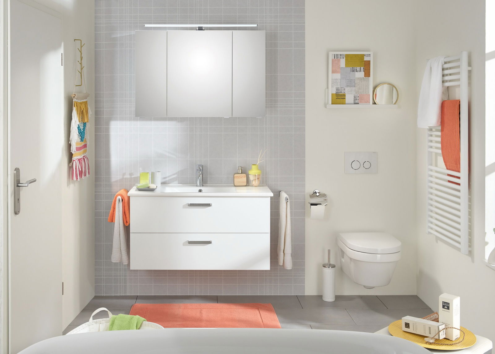 XORA Keramikwaschtisch TIVOLI Moderner Keramikwaschtisch in einem stilvollen Badezimmer, frontal betrachtet, mit weißen Schubladen und eleganten Armaturen.