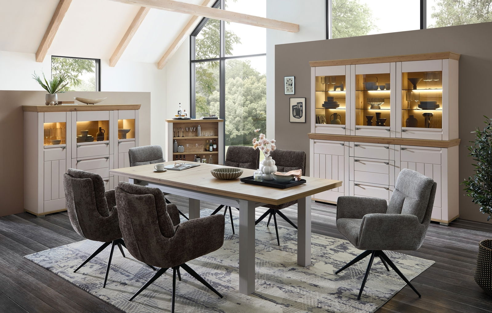 Landscape Buffetschrank COLMAR Esszimmer mit modernem Buffetschrank in heller Holzoptik, umgeben von großen Fenstern und gemütlichen Stühlen, aus der Perspektive des Raumes betrachtet.