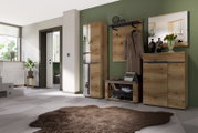Moderne Garderobeneinrichtung in Holzoptik mit Spiegel, Garderobenbank und Schuhschrank, seitliche Perspektive.
