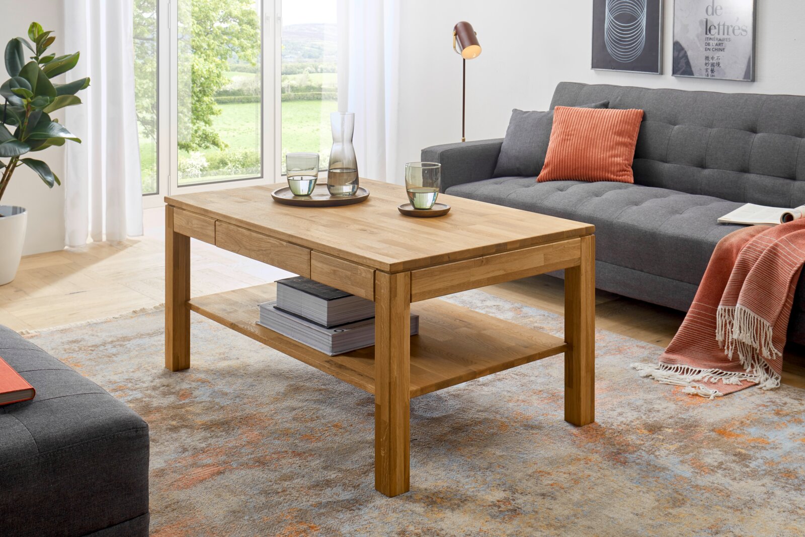 Moderner Couchtisch aus Holz in einem gemütlichen Wohnzimmer, seitliche Perspektive
