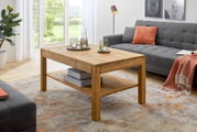 Moderner Couchtisch aus Holz in einem gemütlichen Wohnzimmer, seitliche Perspektive