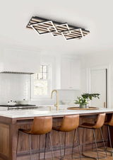 Moderne LED-Deckenleuchte in geometrischem Design, installiert in einer stilvollen Küche, aus der Seitenperspektive betrachtet.