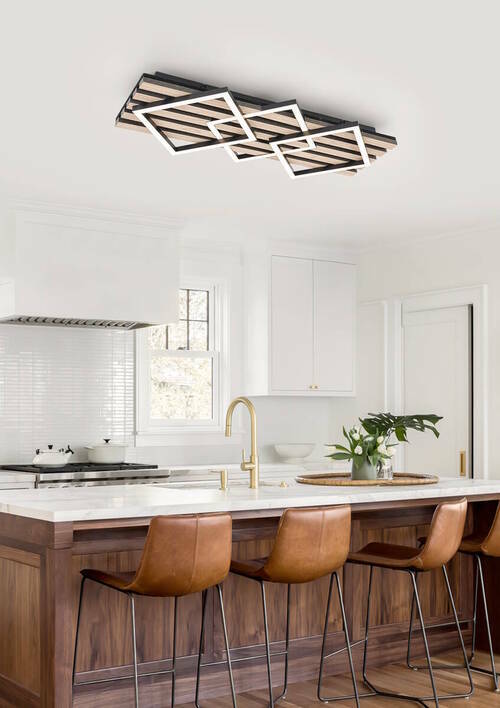 Moderne LED-Deckenleuchte in geometrischem Design, installiert in einer stilvollen Küche, aus der Seitenperspektive betrachtet.