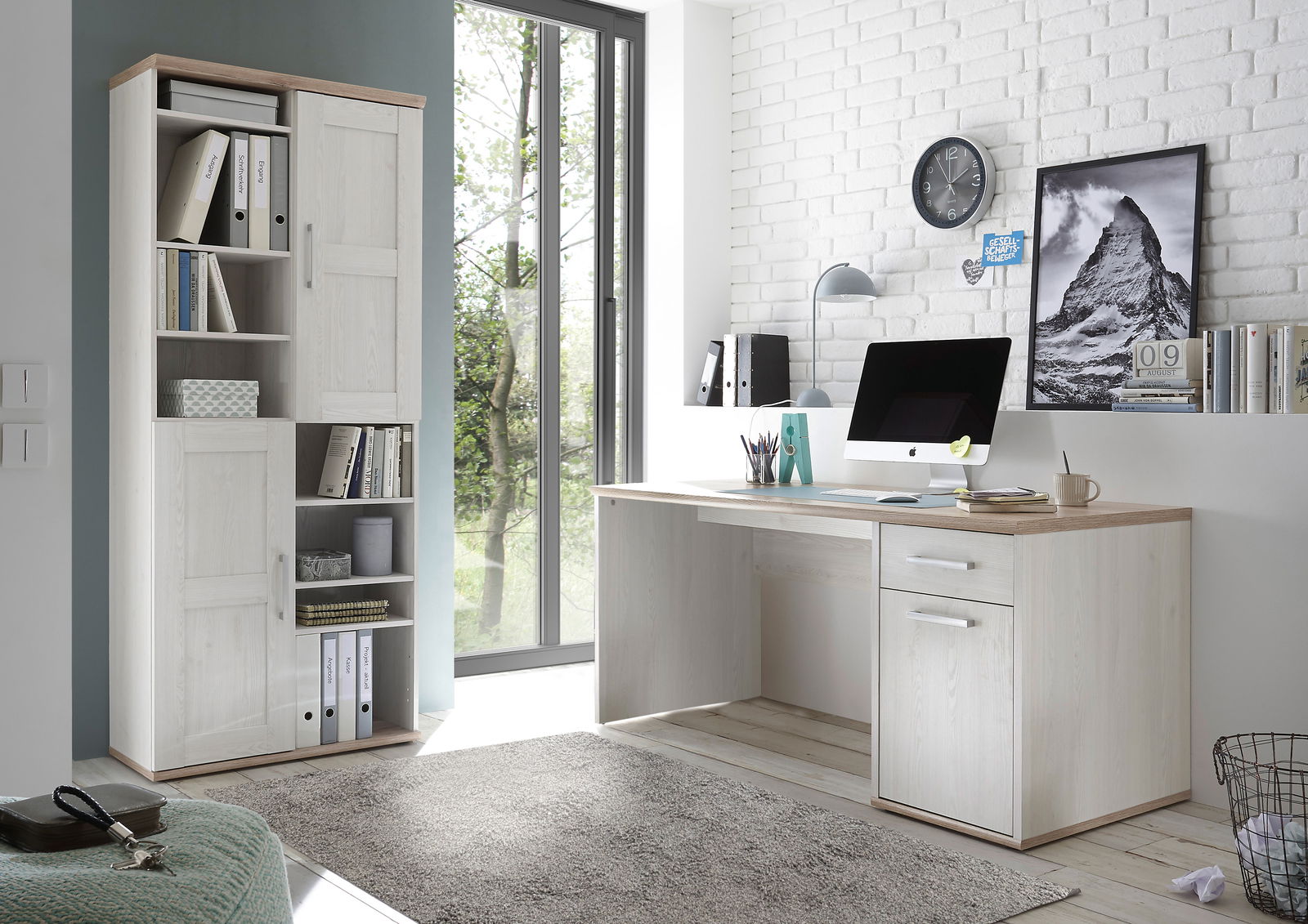 Moderner Schreibtisch in heller Holzoptik mit Schubladen und Stauraum, seitliche Perspektive