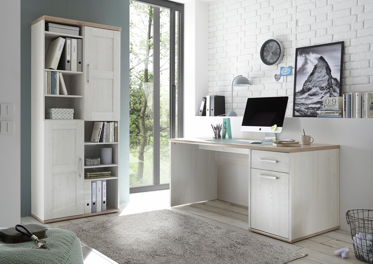 Moderner Schreibtisch in heller Holzoptik mit Schubladen und Stauraum, seitliche Perspektive