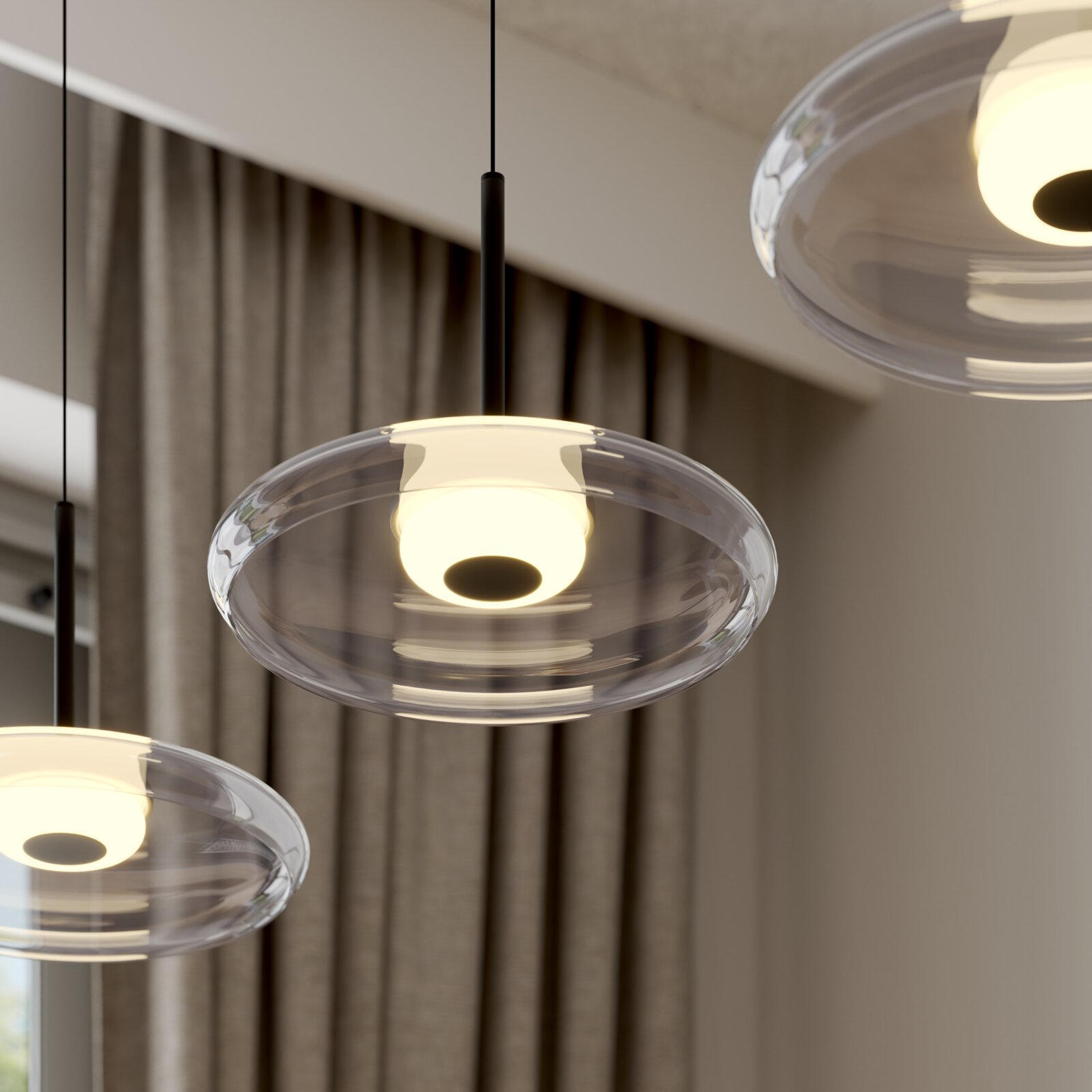 Moderne Pendelleuchte mit transparentem, flachem Glasschirm und warm leuchtendem LED-Kern, hängend an schwarzem Kabel; Nahaufnahme aus leicht schräger Untersicht in einem Wohnraum
