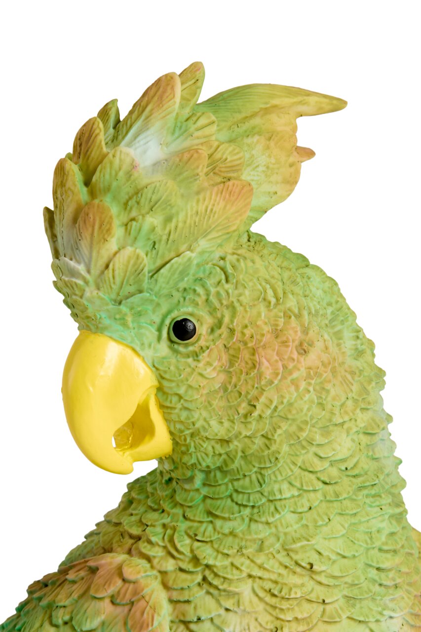 Nahaufnahme eines grünen Papageien-Ornaments mit gelbem Schnabel, seitliche Perspektive