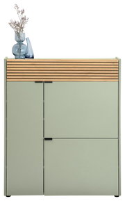Garderoben-Set in Taupegrün mit Holzlamellen, frontal fotografiert, dekoriert mit zwei blauen Vasen und Trockenblumen.