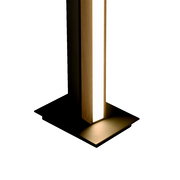 Nahaufnahme der Stehleuchte PURE-LINES mit modernem Design, Holz- und Metallelementen, seitliche Perspektive.