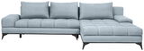 Graues Ecksofa mit drei Rückenkissen und einer Ottomane auf der rechten Seite, Vorderansicht.