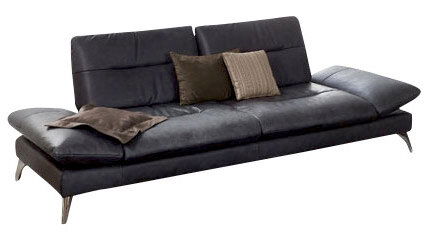 Modernes 2,5-sitziges Sofa in dunklem Stoff mit Kissen, seitliche Perspektive