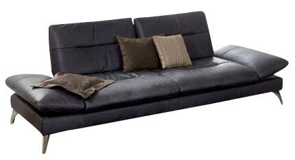 StepOne Sofa 2,5-Sitz. wie ausgestellt BRENTFORD Modernes 2,5-sitziges Sofa in dunklem Stoff mit Kissen, seitliche Perspektive