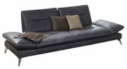 Modernes 2,5-sitziges Sofa in dunklem Stoff mit Kissen, seitliche Perspektive