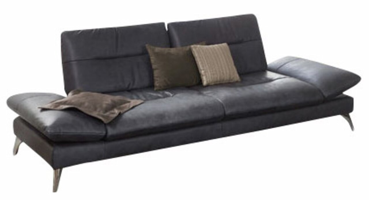 Modernes 2,5-sitziges Sofa in dunklem Stoff mit Kissen, seitliche Perspektive