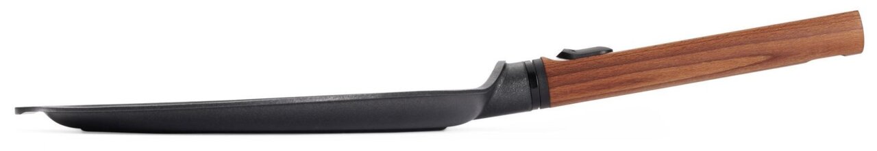 Seitenansicht einer Guss-Crêpepfanne mit Holzgriff, 26 cm Durchmesser