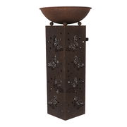 Rostfarbene Solarleuchte mit Schmetterlingsmuster, seitliche Perspektive