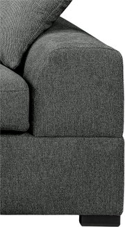 Nahaufnahme einer dunkelgrauen Stoffcouch mit Armlehne und Sitzpolster, Seitenansicht von rechts
