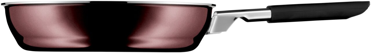 Seitenansicht einer Pfanne FUSIONTEC Mineral 24 cm mit glänzender, bronzefarbener Oberfläche und schwarzem Griff.