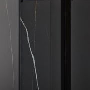 Nahaufnahme eines Konsolentisches mit dunkler Oberfläche und feinen, hellen Adern, vertikale Perspektive.