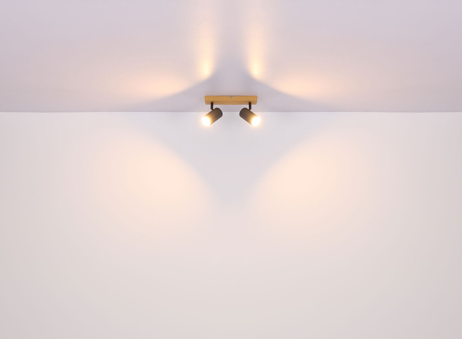 Deckenstrahler aus Metall in Graphit dunkel mit zwei verstellbaren Leuchten, Perspektive von unten