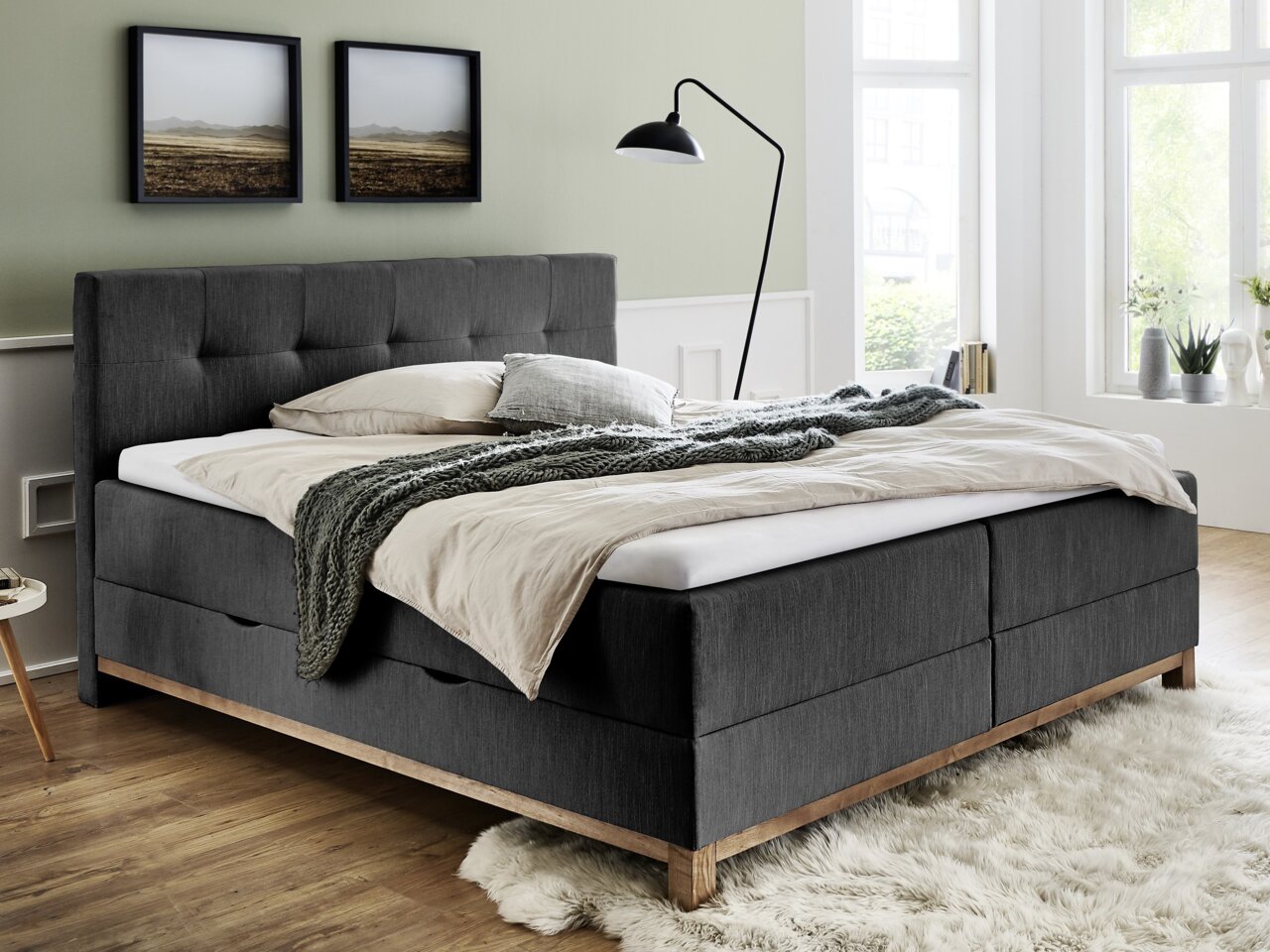 Boxspringbed in een moderne slaapkamer, zijaanzicht