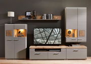 Moderne Wohnwand in grauem Design mit Holzdetails, bestehend aus einem TV-Schrank, zwei Vitrinen und einem Wandregal, frontal betrachtet.