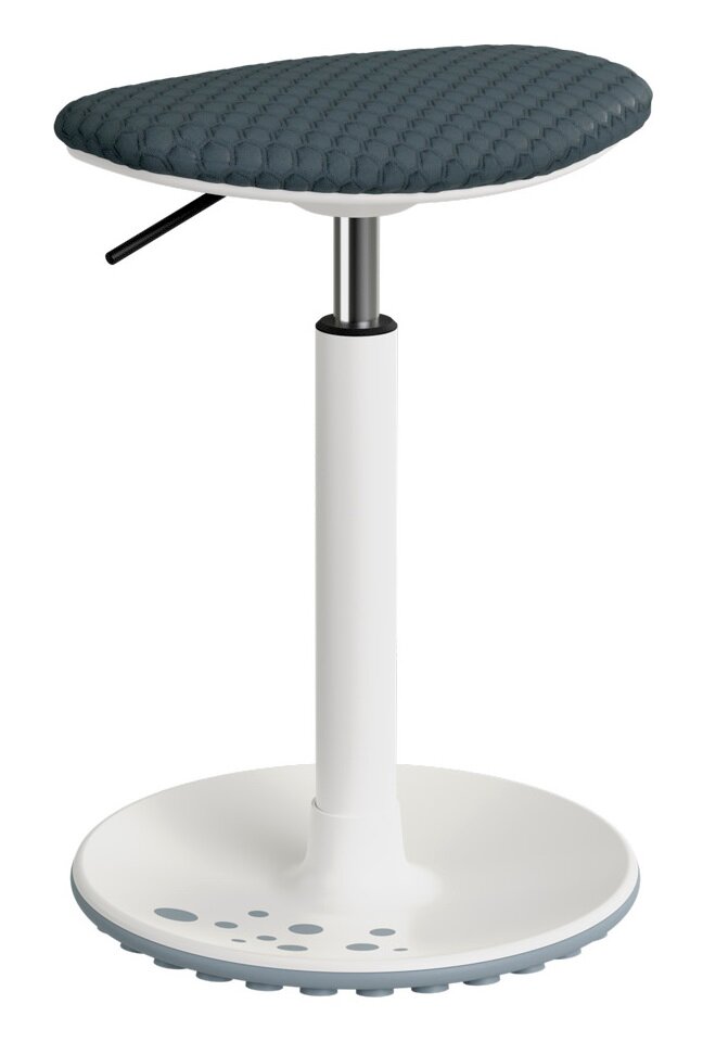 Moderner Steh-Sitzhocker mit gepolsterter, wabenförmiger Sitzfläche in seitlicher Perspektive.