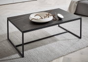 Moderner Couchtisch mit schwarzer Marmoroptik-Oberfläche und schlankem Metallrahmen, seitliche Perspektive.