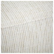 Nahaufnahme des cremefarbenen, strukturierten Stoffes einer Recamiere, seitliche Perspektive