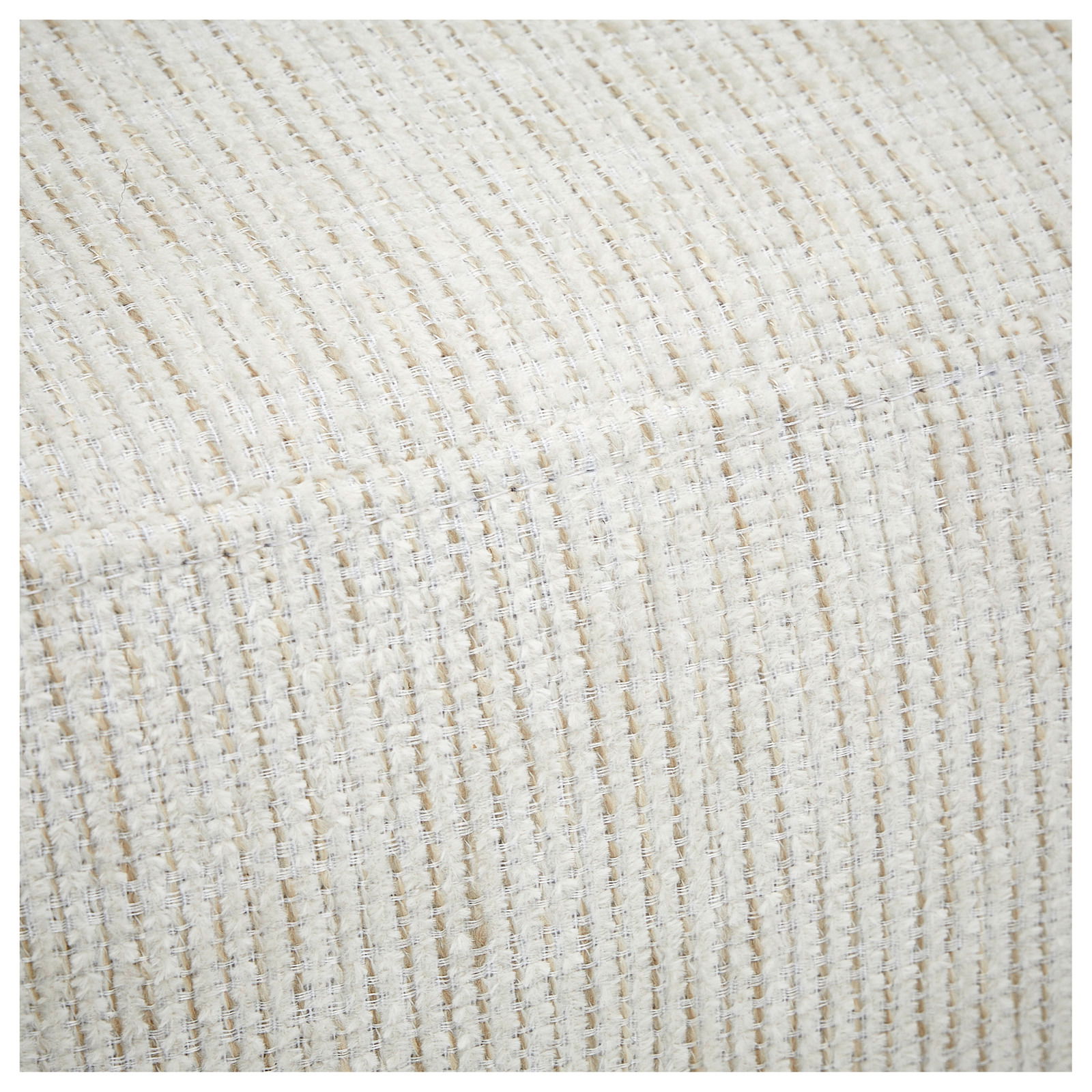 Nahaufnahme des cremefarbenen, strukturierten Stoffes einer Recamiere, seitliche Perspektive