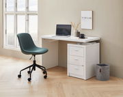 Moderner Home Office Drehstuhl in Grün, seitliche Perspektive, neben einem weißen Schreibtisch mit Laptop und Dekoration.