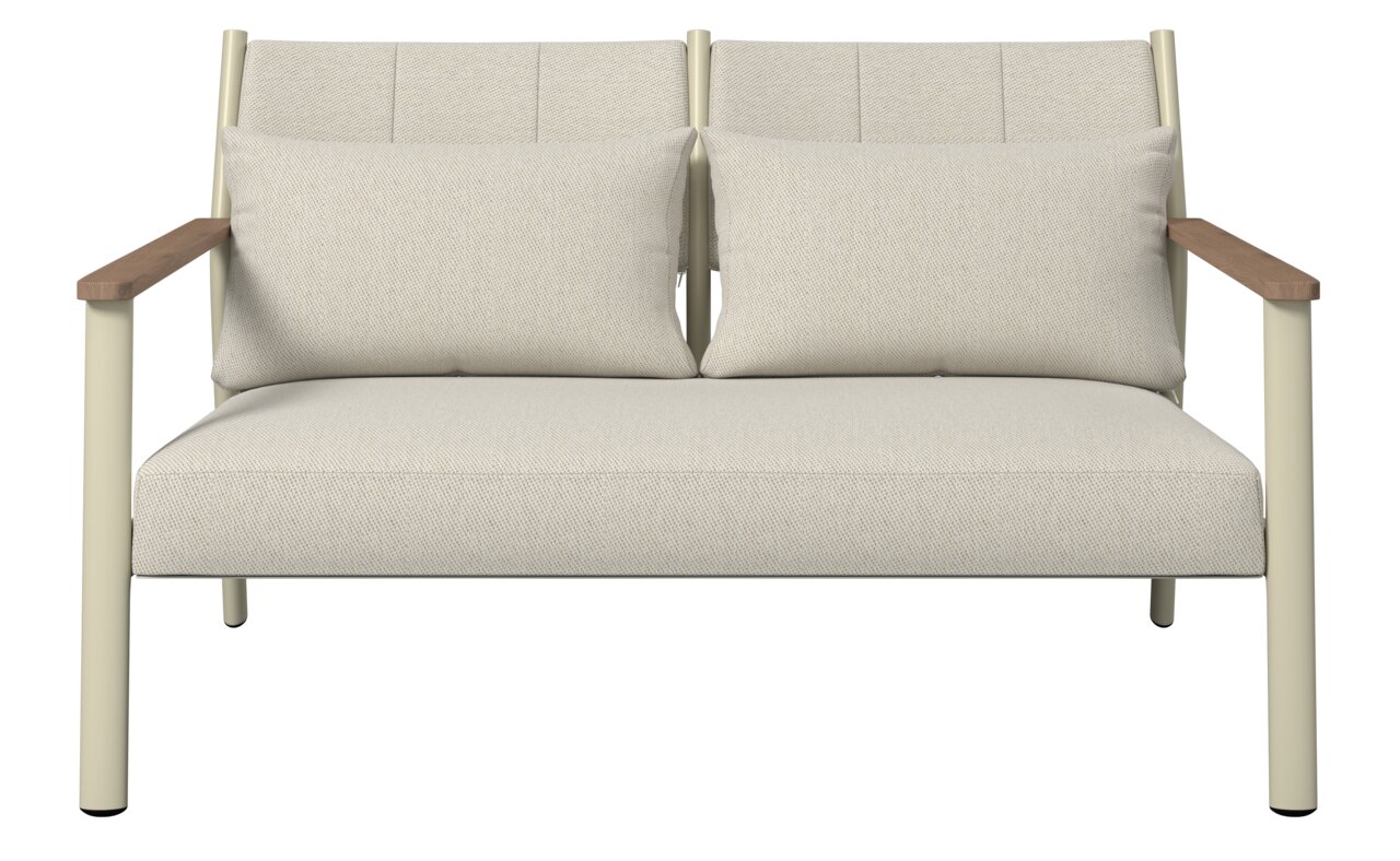 Frontansicht eines beigen Gartenlounge-Sessels mit Holzarmlehnen und zwei Kissen.