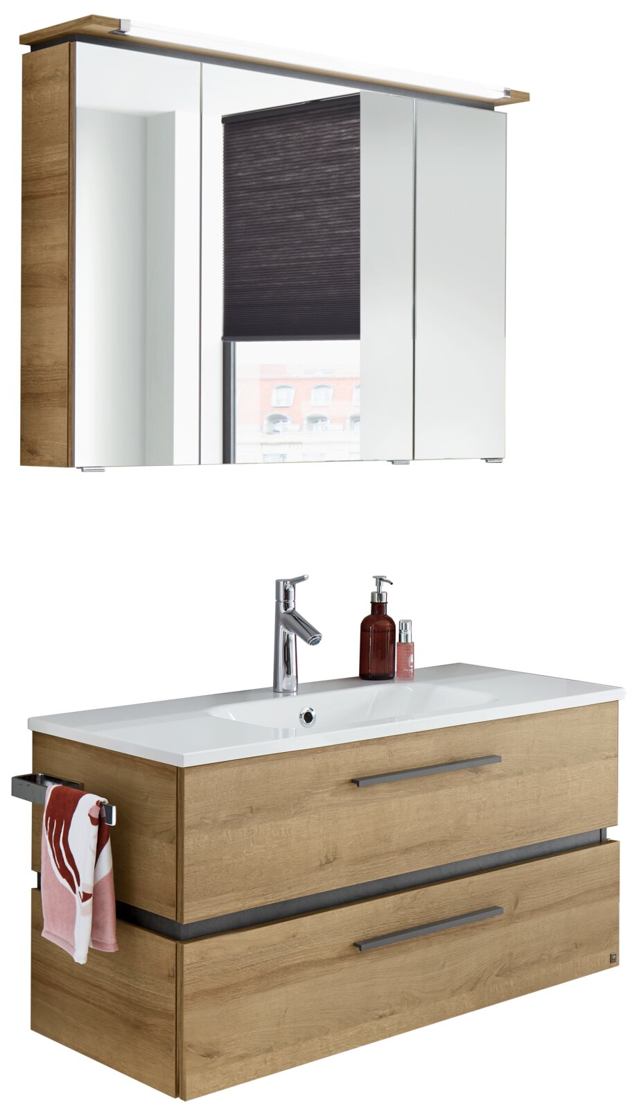 Moderne Badkombination in Holzoptik mit Spiegelschrank und Waschbecken, seitliche Perspektive