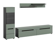 Modernes Wohnzimmermöbel-Set in Salbeigrün und Anthrazit mit Vitrine, niedrigem TV-Lowboard und Wandboard, Frontansicht in leichter Perspektive (3/4-Ansicht) auf weißem Hintergrund