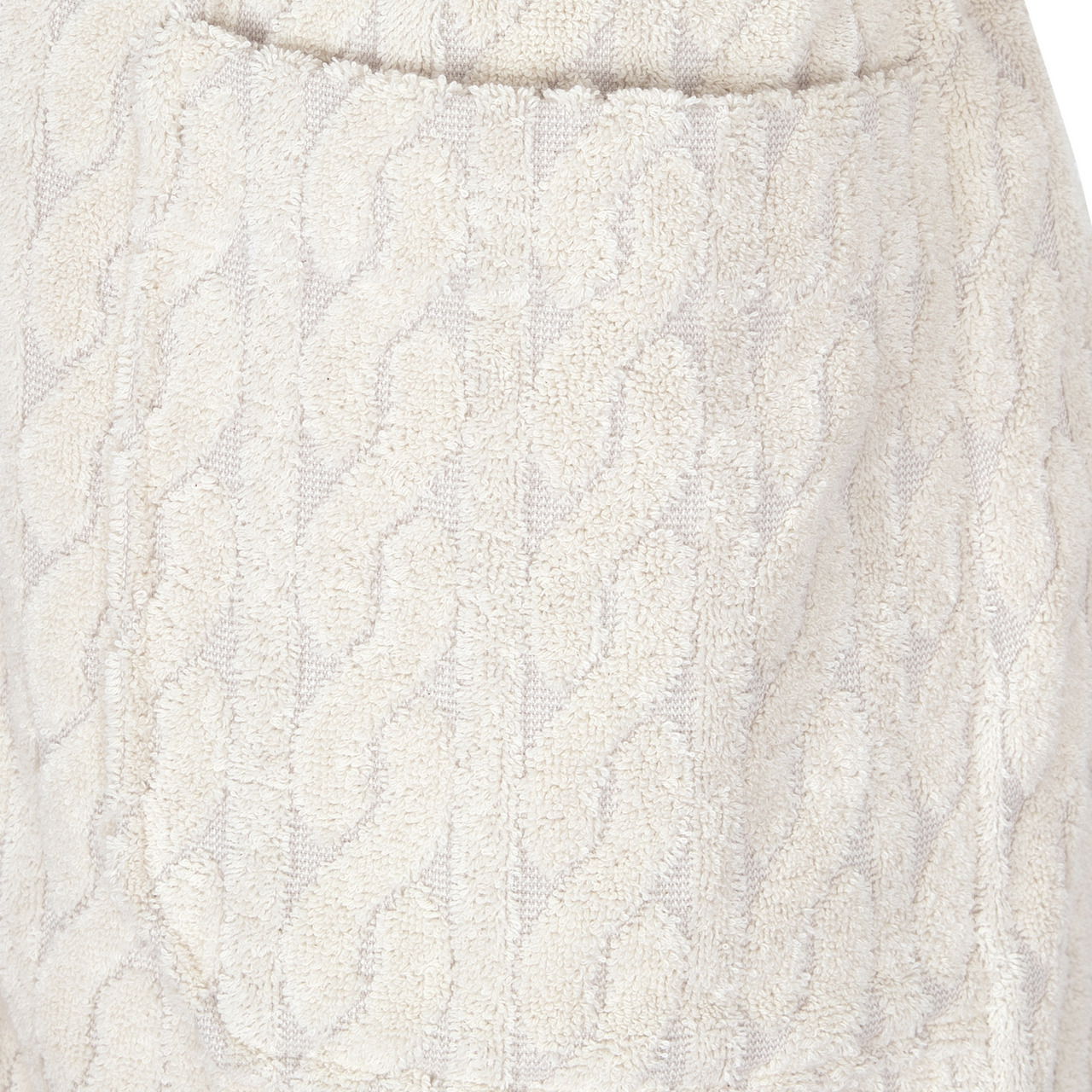 Nahaufnahme eines cremefarbenen Kapuzenmantels mit Zopfmuster.