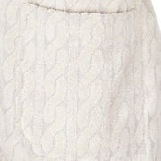 Nahaufnahme eines cremefarbenen Kapuzenmantels mit Zopfmuster.