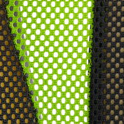 Nahaufnahme eines Gaming-Stuhl-Materials mit grünem und schwarzem Netzgewebe, von oben betrachtet.