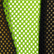 Nahaufnahme eines Gaming-Stuhl-Materials mit grünem und schwarzem Netzgewebe, von oben betrachtet.